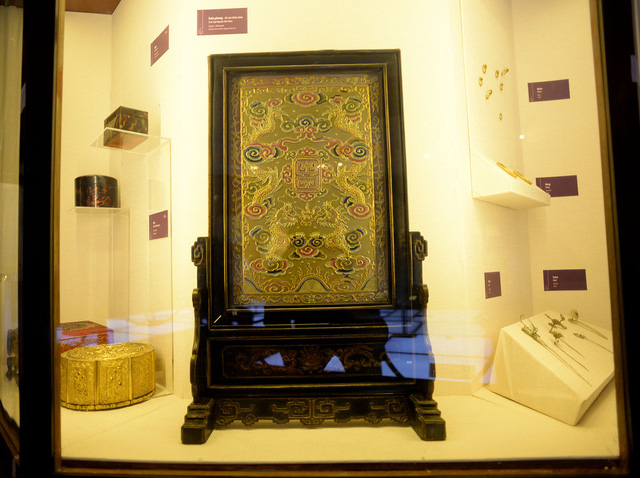 Chiếc trấn phong bằng gỗ với kỹ thuật sơn thếp, kéo sợi vàng tạo hoa văn điển hình của hoàng gia thời Nguyễn.