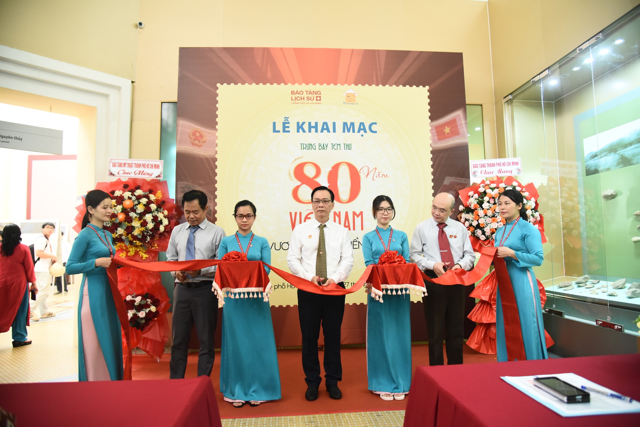 KHAI MAI TRƯNG BÀY TEM THƯ "80 NĂM VIỆT NAM VƯƠN MÌNH RA BIỂN LỚN"